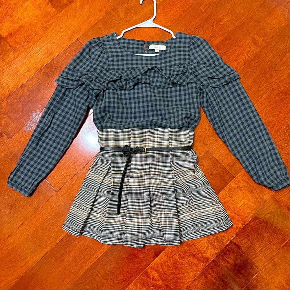 Mini skirt looks good for fall , easy to style with any tops!